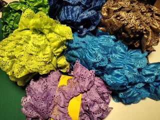 Puntillas de raso fruncidas y perforadas