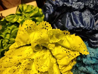 Puntillas de raso fruncidas y perforadas