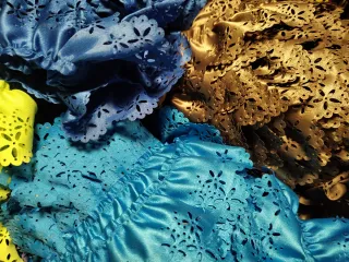 Puntillas de raso fruncidas y perforadas