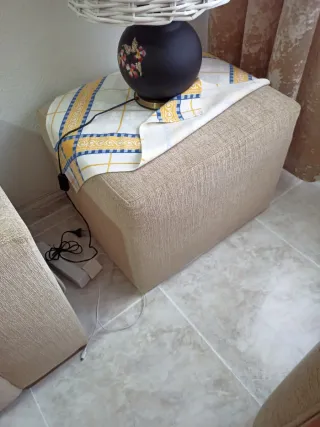 Sofá 2m + 2 butacas beige y puff 135€