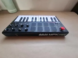AKAI MPK mini Teclado Controlador