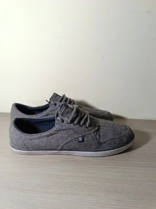 Deportivas grises y azules