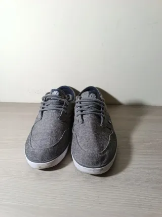 Deportivas grises y azules