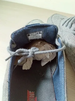 Deportivas grises y azules