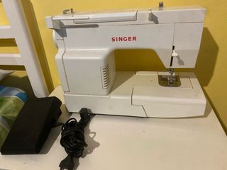 Máquina de coser SINGER blanca