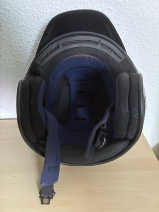 Casco de moto negro con diseño de carbono