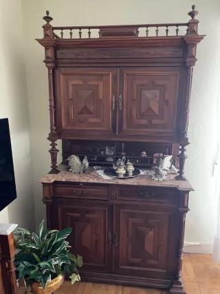 Alacena antigua de madera y mármol