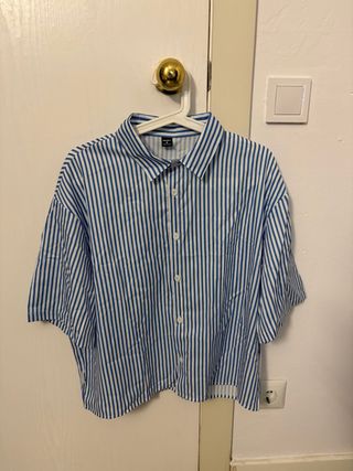 Camisa de rayas azul y blanca