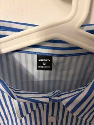 Camisa de rayas azul y blanca