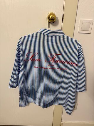 Camisa de rayas azul y blanca