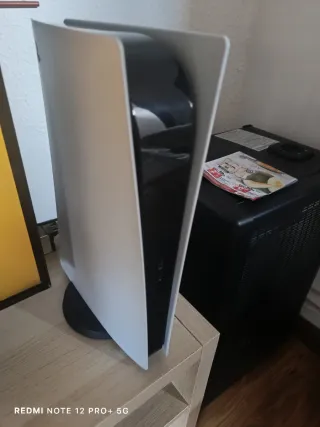 PlayStation 5 Blanca edición digital con un mando