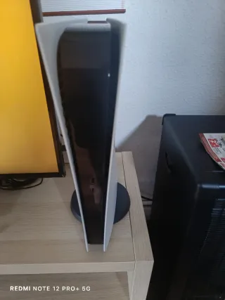 PlayStation 5 Blanca edición digital con un mando