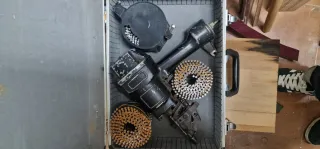 Pistola de clavos neumática con 3 cargadores