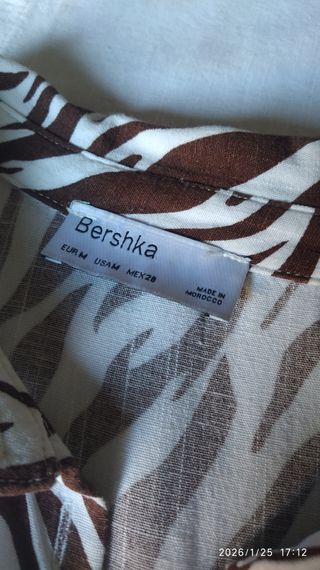 Camisa Bershka color marrón y blanca n