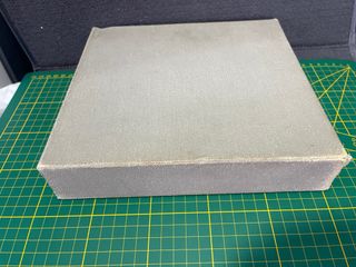 Álbum marrón con detalles dorados