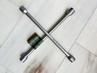 Llave de cruz para ruedas (nueva)