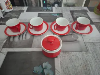 Juego de 4 tazas de café rojas y el azucarero