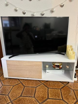 Mueble bajo TV blanco y madera