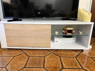 Mueble bajo TV blanco y madera