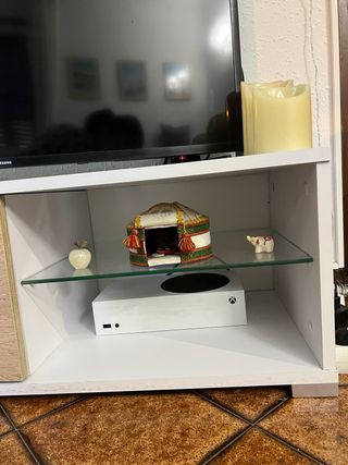 Mueble bajo TV blanco y madera