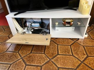 Mueble bajo TV blanco y madera