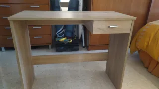 Escritorio de madera con cajón, en buen estado.