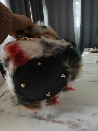 Bolso pelo multicolor con cadena dorada