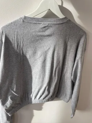 Sudadera fina Zara gris con texto