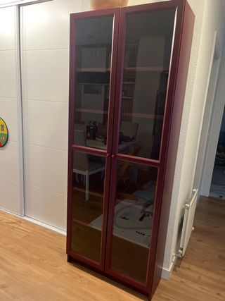 Librería Billy granate con puertas de cristal