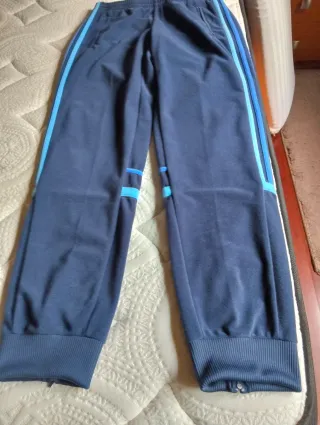 Pantalón deportivo azul con rayas