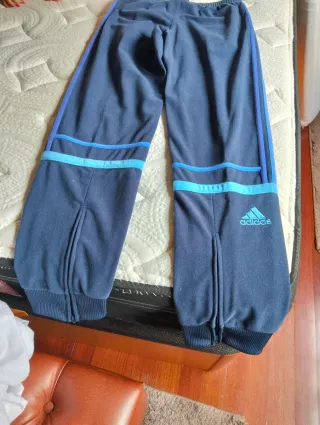Pantalón deportivo azul con rayas