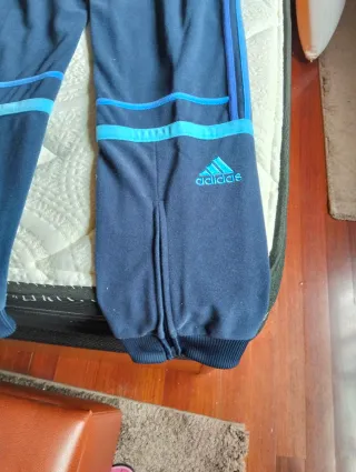 Pantalón deportivo azul con rayas