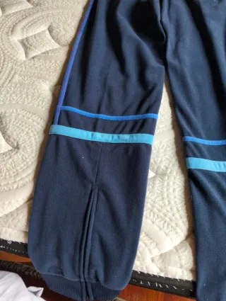 Pantalón deportivo azul con rayas