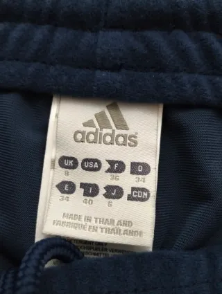 Pantalón deportivo azul con rayas