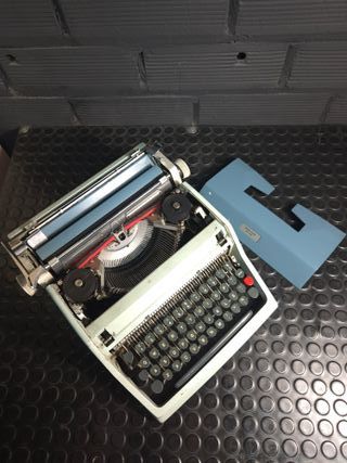 Máquina de escribir Olivetti Studio de Luxe