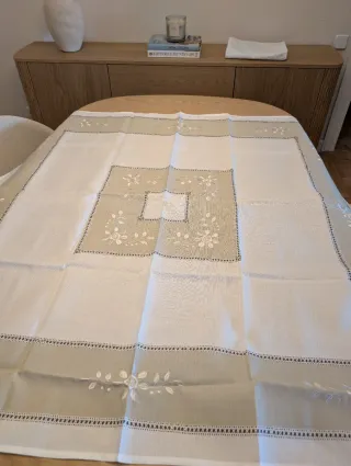 Mantel blanco bordado floral 125x125cm