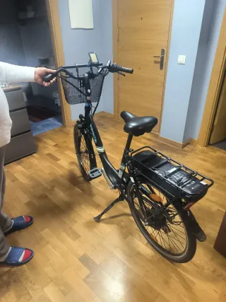 Bicicleta Eléctrica con Cesta