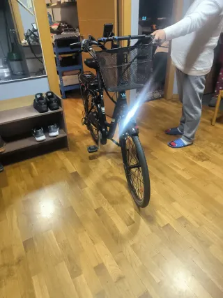 Bicicleta Eléctrica con Cesta