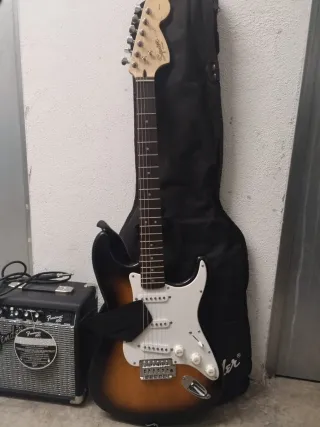 Guitarra Eléctrica Fender Squier + Amplificador