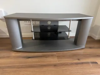 Mueble de TV moderno gris con baldas de cristal