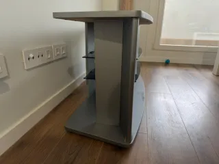 Mueble de TV moderno gris con baldas de cristal