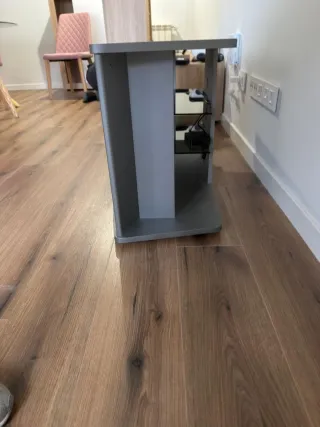 Mueble de TV moderno gris con baldas de cristal