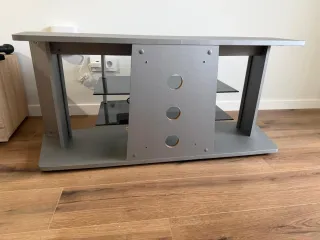 Mueble de TV moderno gris con baldas de cristal