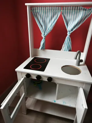 Cocinita infantil de madera blanca