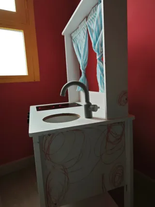 Cocinita infantil de madera blanca