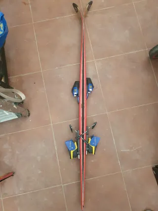 Esquís 120cm, botas, bastones y casco