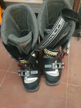 Esquís 120cm, botas, bastones y casco