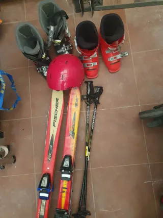 Esquís 120cm, botas, bastones y casco