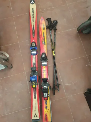 Esquís 120cm, botas, bastones y casco