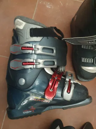 Esquís 120cm, botas, bastones y casco